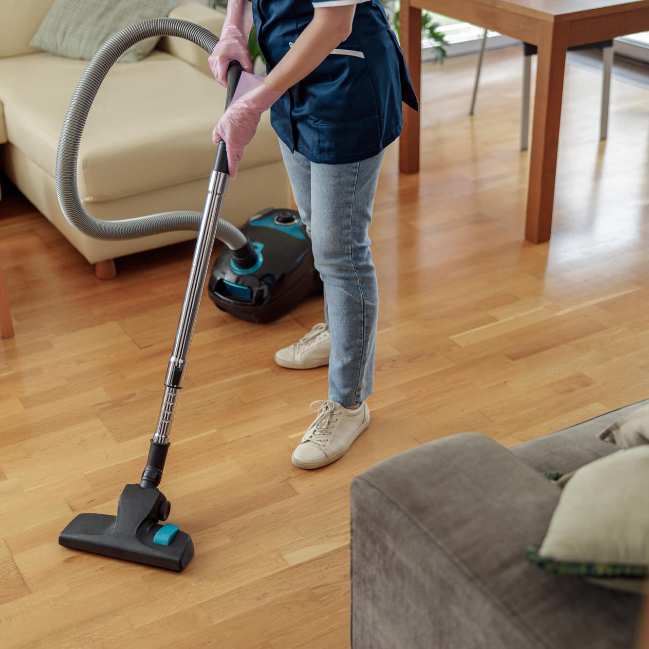girl-vaccuming girl-vaccuming